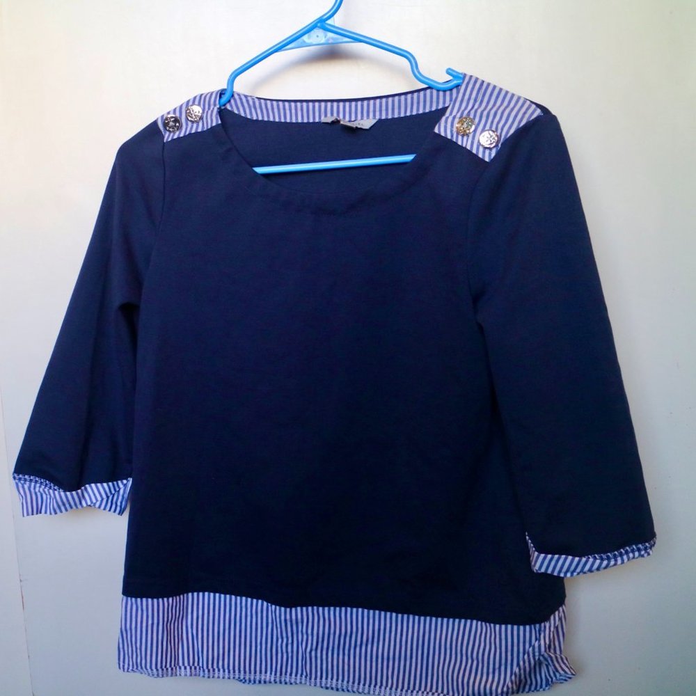 Mid-length sleeved blouse, button design on shoulders